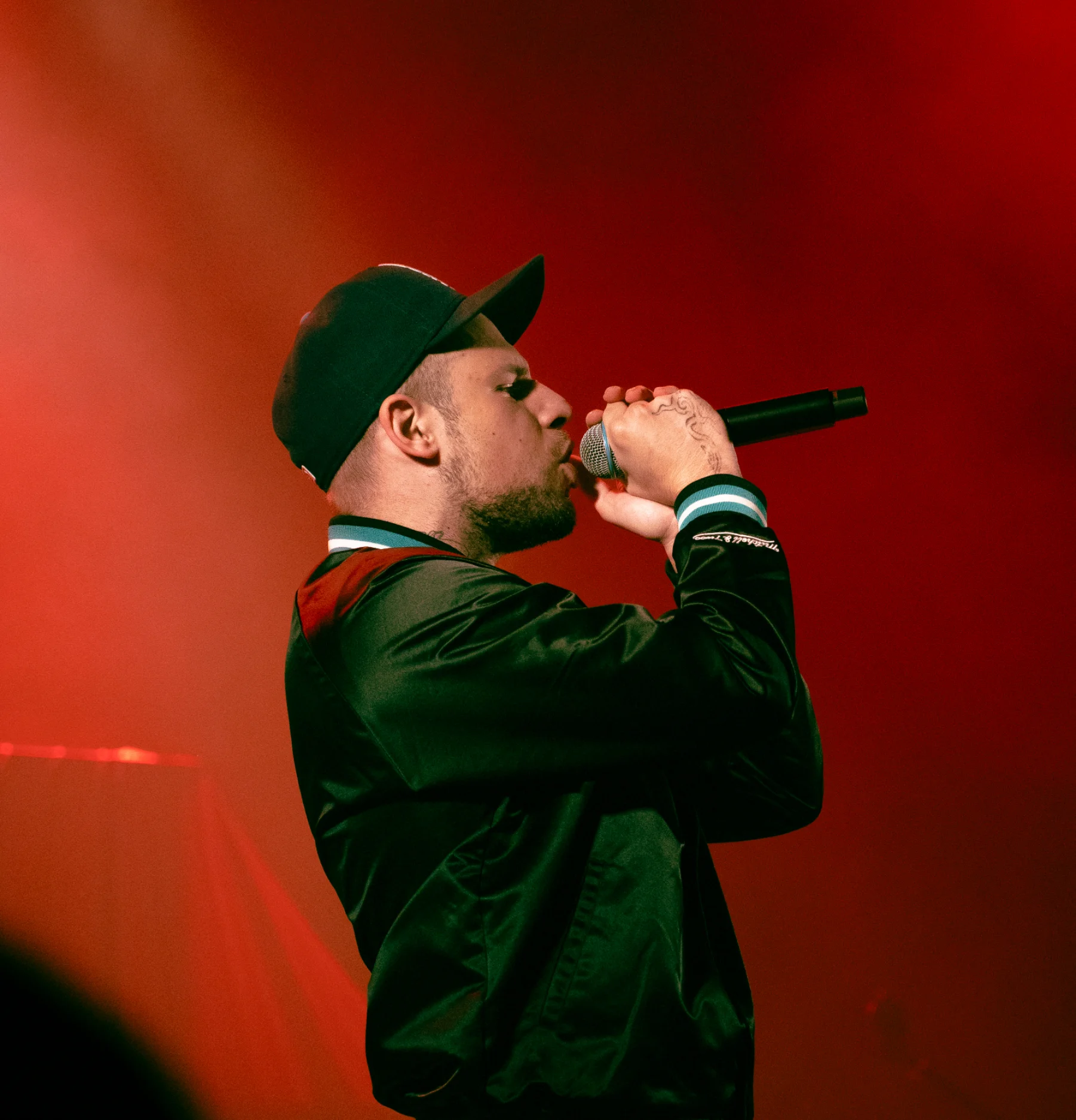 Pour dresser un portrait fidèle et exhaustif du mouvement, ce média ne laisse rien de côté et explore les cinq piliers fondamentaux du hip-hop : le rap, le brea